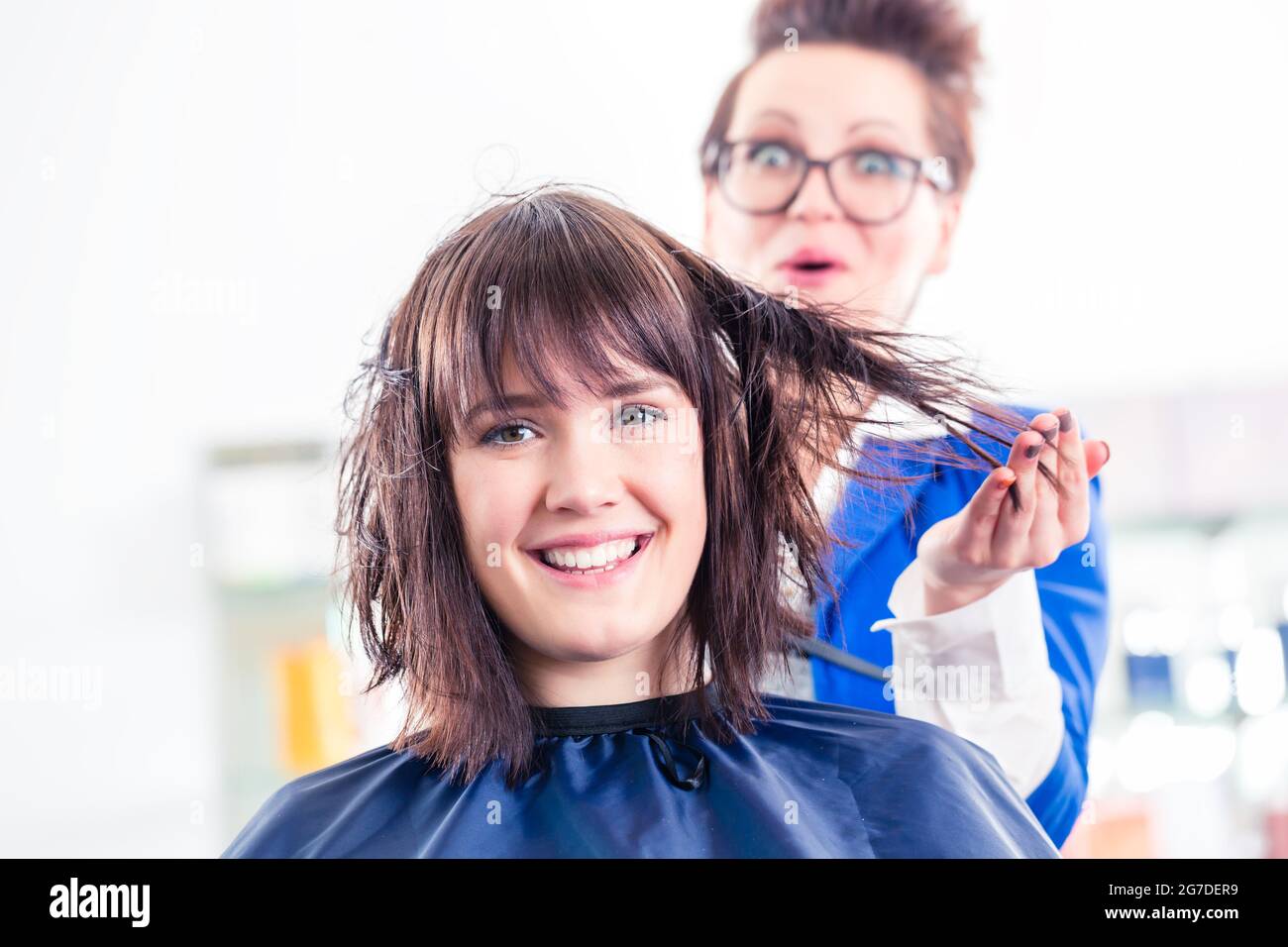 Coiffeur femme sécher les cheveux des femmes avec séchoir à shop Banque D'Images