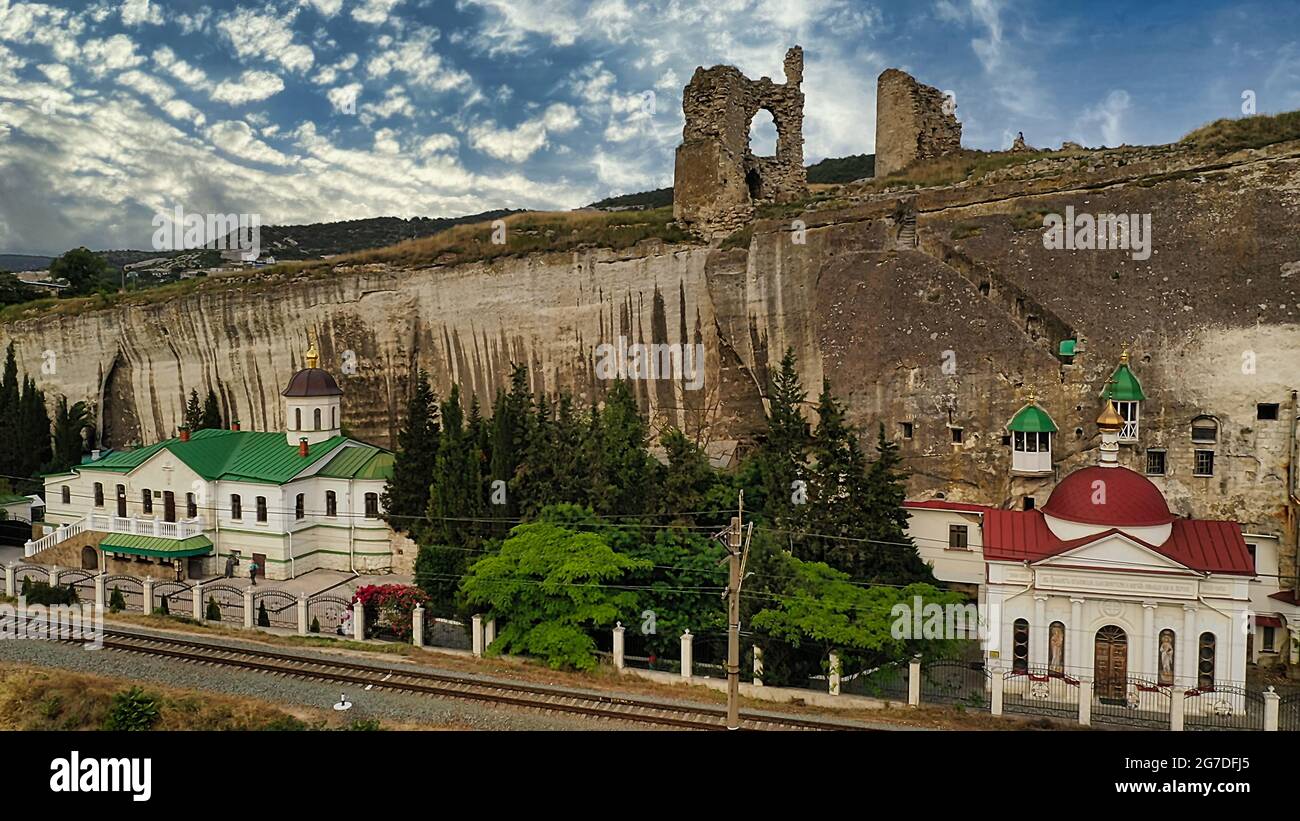 Paysage naturel avec un chemin de fer près du monastère de Saint-Klimentovsky. Inkerman, Crimée Banque D'Images