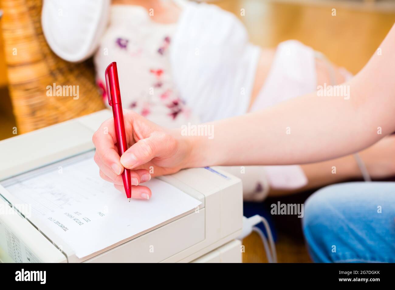 Examen de la sage-femme ventre femme enceinte avec CTG dans la pratique de la numérisation Banque D'Images