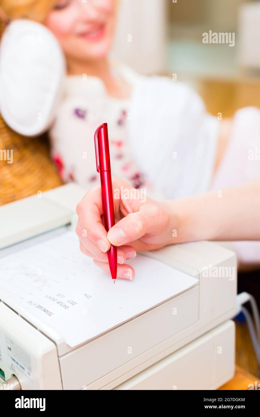 Examen de la sage-femme ventre femme enceinte avec CTG dans la pratique de la numérisation Banque D'Images