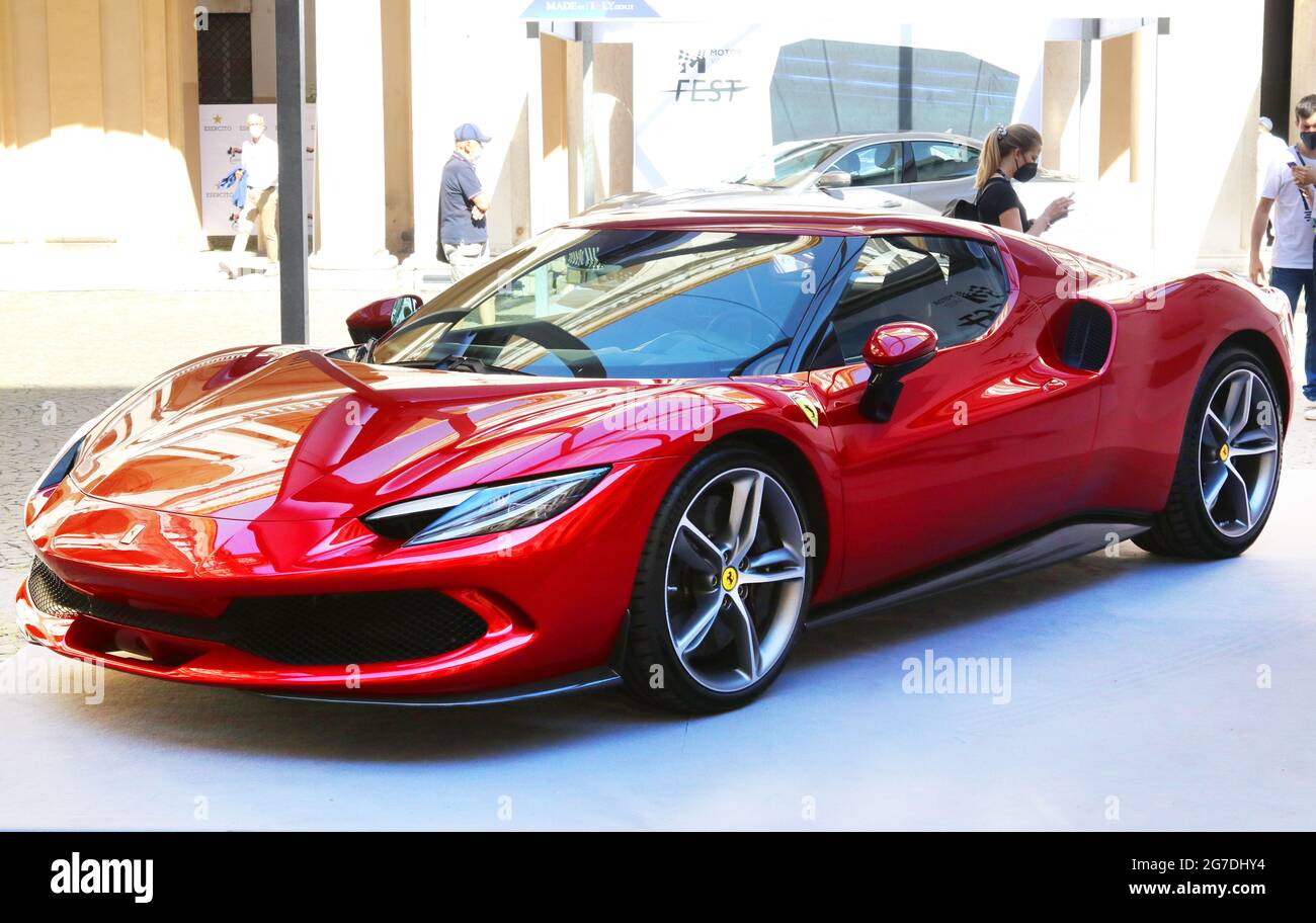 Modène, Italie, 1er juillet 2021 - Ferrari 296 GTB dans un salon de la Vallée du moteur, exposition publique Banque D'Images