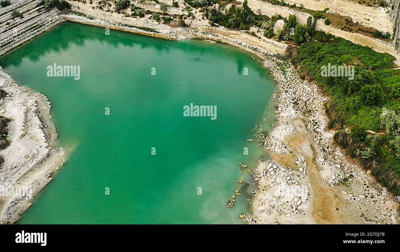 Vue aérienne sur le lac de calcaire de Saint-Klimentovsky. Inkerman, Crimée Banque D'Images