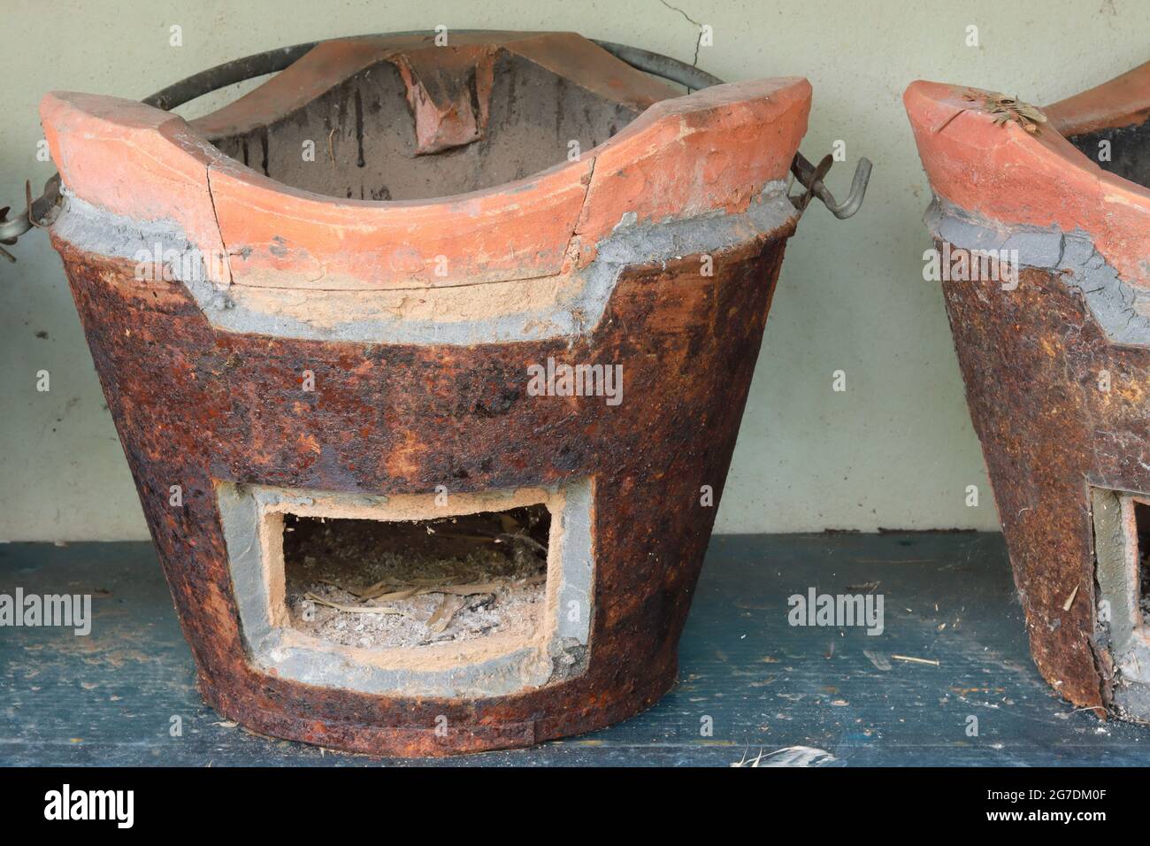 Ancien poêle à charbon de bois, style asiatique. Couramment utilisé — free download