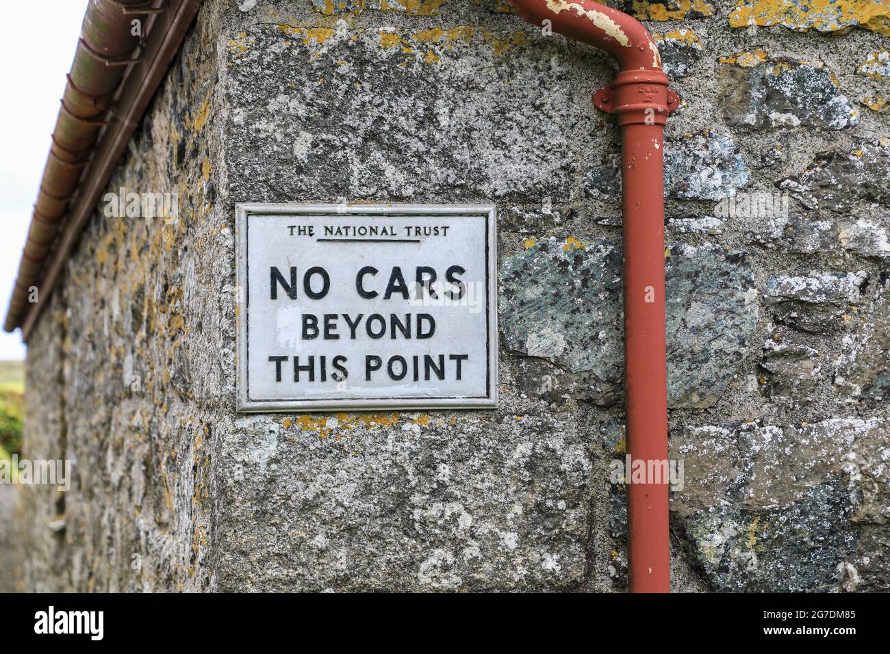 Un panneau sur une propriété de National Trust disant "pas de voitures au-delà de ce point", le Lizard Peninsular, Cornwall, Angleterre, Royaume-Uni. PHOTO PRISE DEPUIS LE SENTIER Banque D'Images