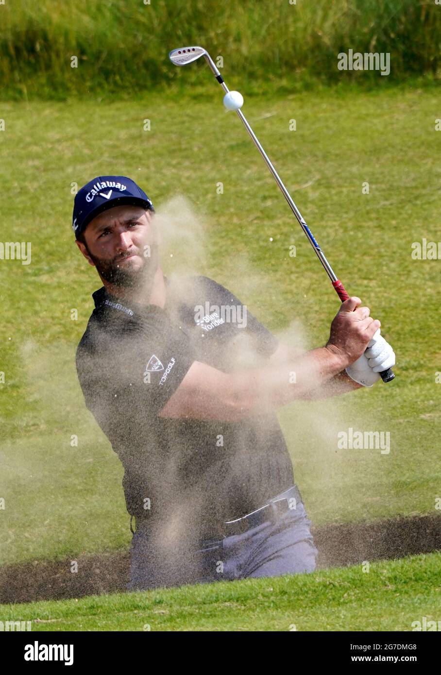 Le Jon Rahm d'Espagne sort d'un bunker pendant la journée d'entraînement au Royal St George's Golf Club à Sandwich, dans le Kent. Date de la photo: Mardi 13 juillet 2021. Banque D'Images