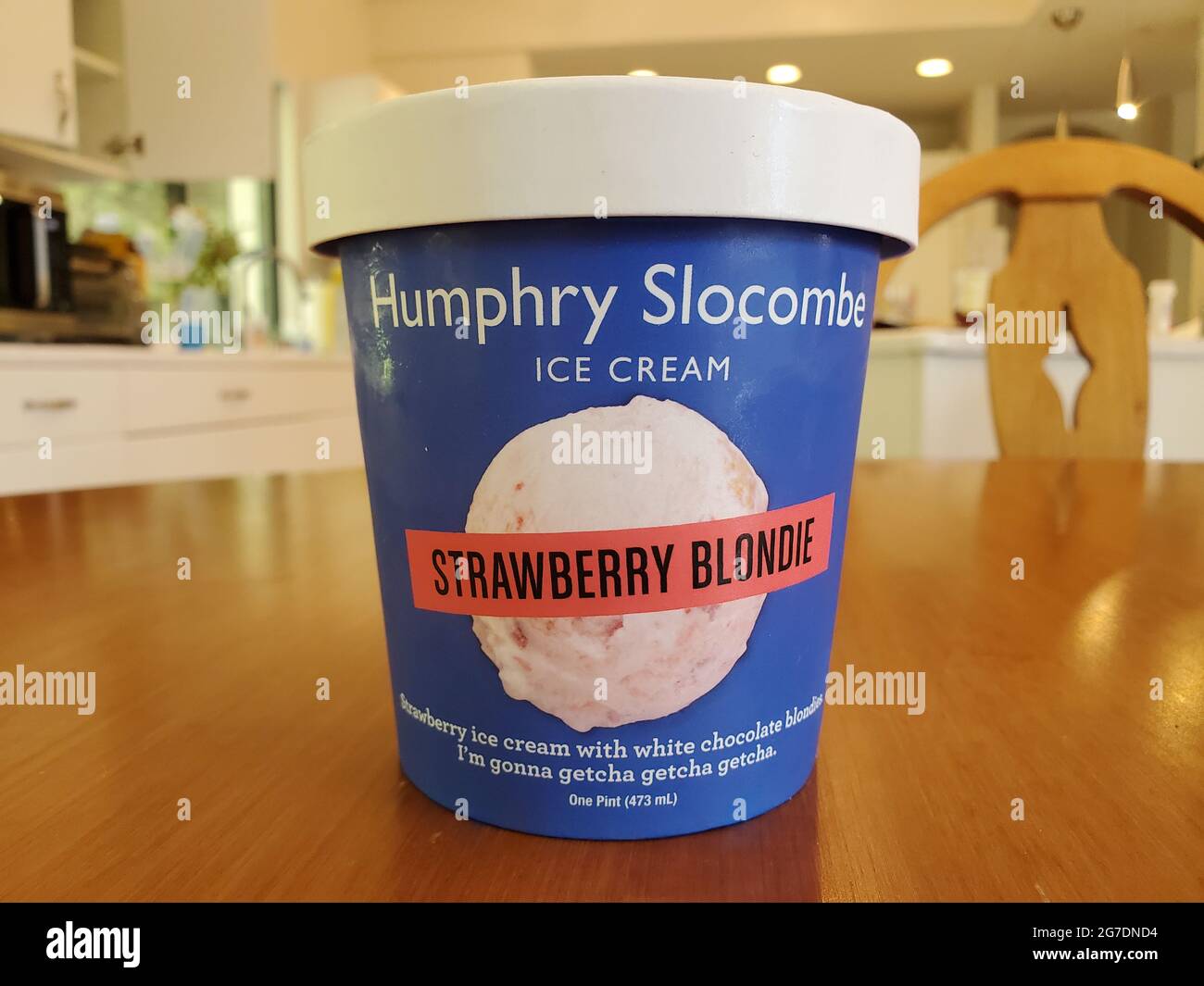 Gros plan d'une tasse de glace Humphry Slocombe, saveur de fraise blondie, à Lafayette, Californie, le 12 avril, 2021. () Banque D'Images