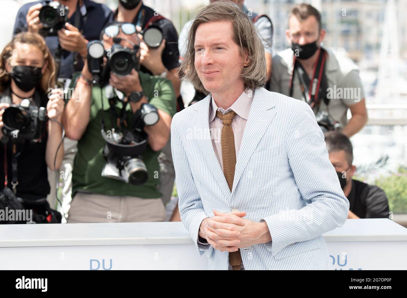 WES Anderson assiste à la photocall de la distribution française lors du 74e Festival annuel du film de Cannes le 13 juillet 2021 à Cannes, en France. Photo de David Niviere/ABACAPRESS.COM Banque D'Images