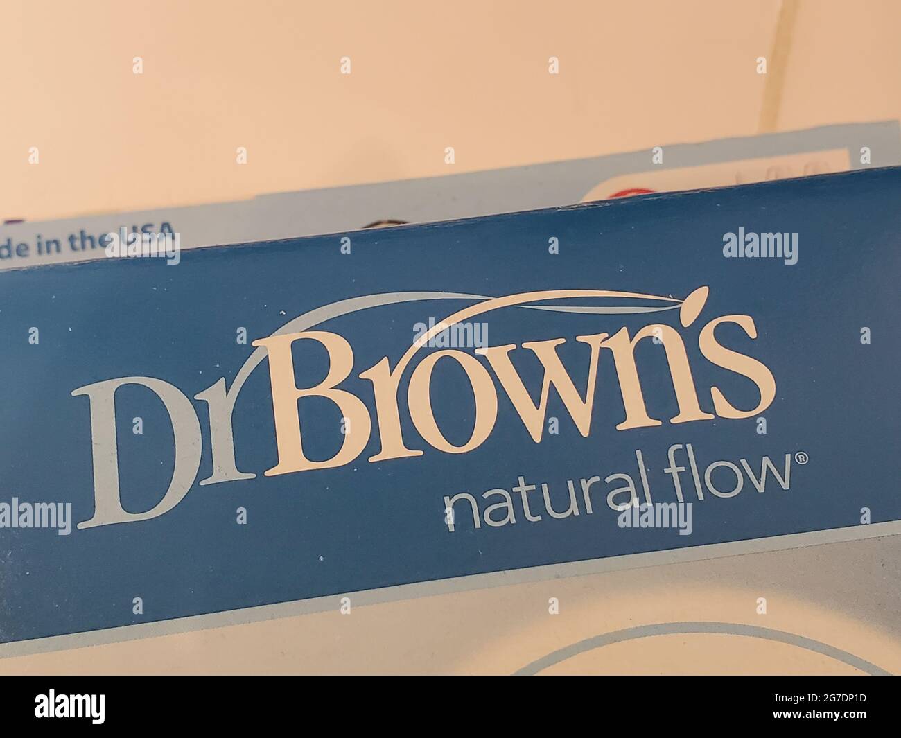 Gros plan de l'emballage du produit pour bébé Natural Flow de Dr. Brown avec le logo de la société visible, à Lafayette, Californie, le 19 avril 2021. () Banque D'Images
