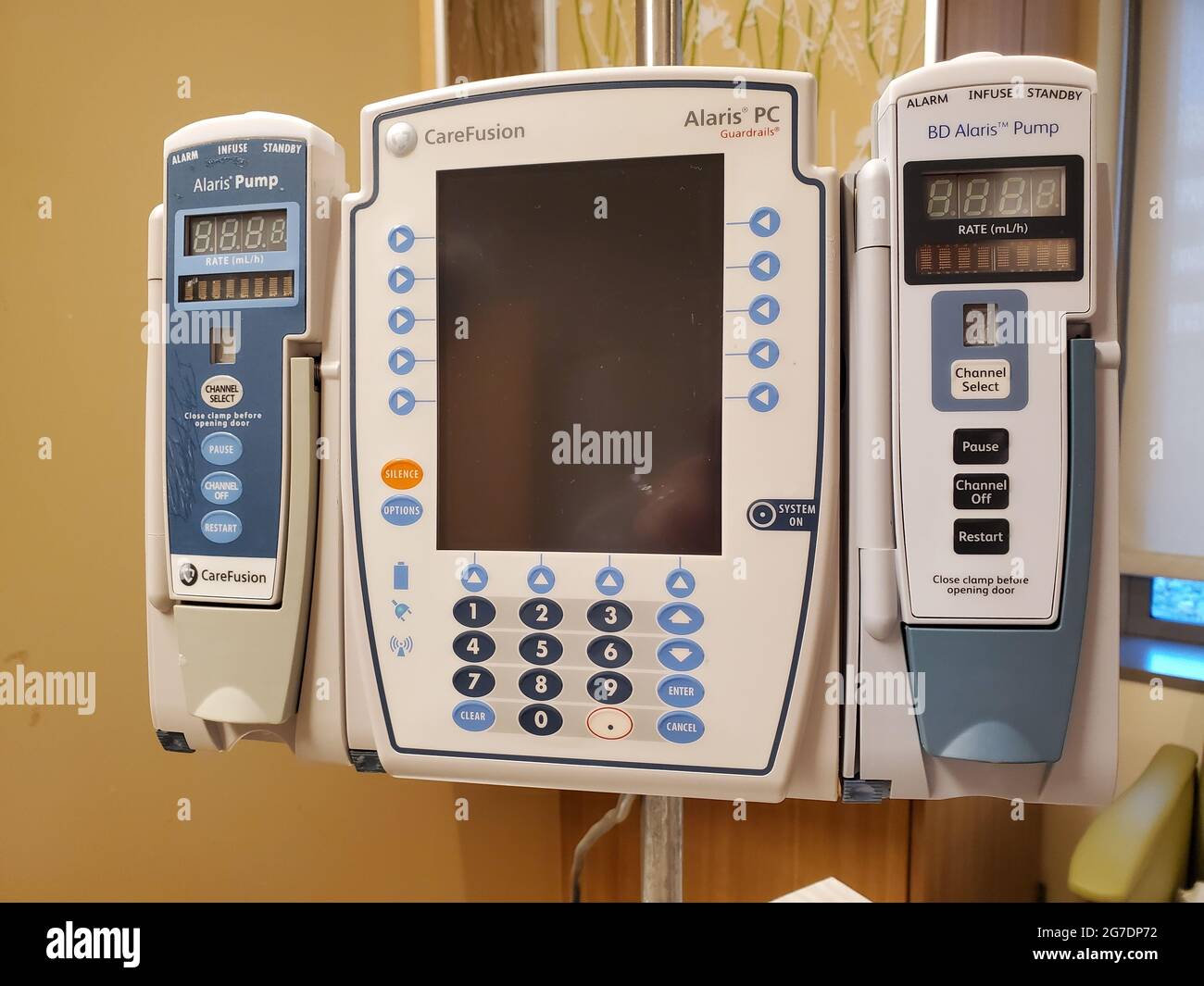 Gros plan d'une unité de pompe à perfusion de marque « BD Alaris » et « CareFusion », dans un environnement médical à San Francisco, Californie, le 18 avril 2021. () Banque D'Images