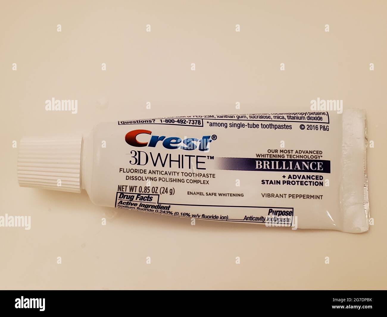 Gros plan d'un mini tube de dentifrice « Crest 3D White » reposant sur une surface blanche dans un cadre médical à San Francisco, Californie, le 18 avril 2021. () Banque D'Images