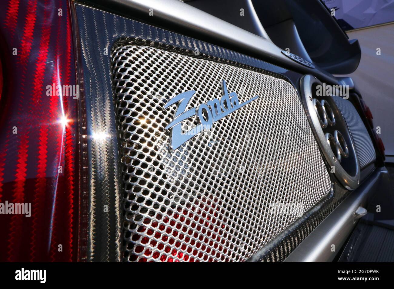 Modène, Italie, 1er juillet 2021 - exposition Motor Valley, voiture de sport Pagani Zonda, verso et logo Banque D'Images