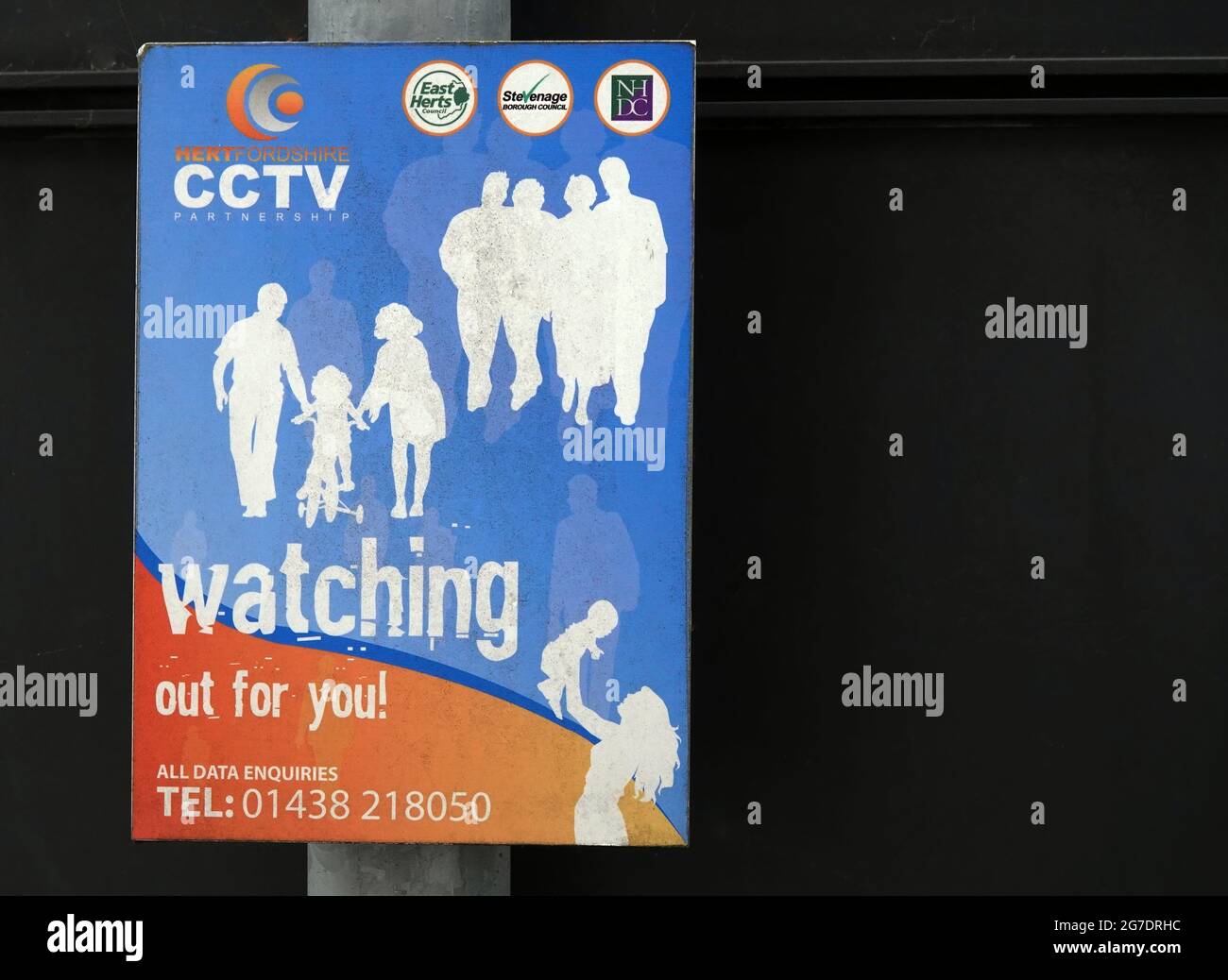 WARE, ROYAUME-UNI - 27 juin 2021 : panneau indiquant au public que CCTV est « à l'écoute de vous ». Banque D'Images