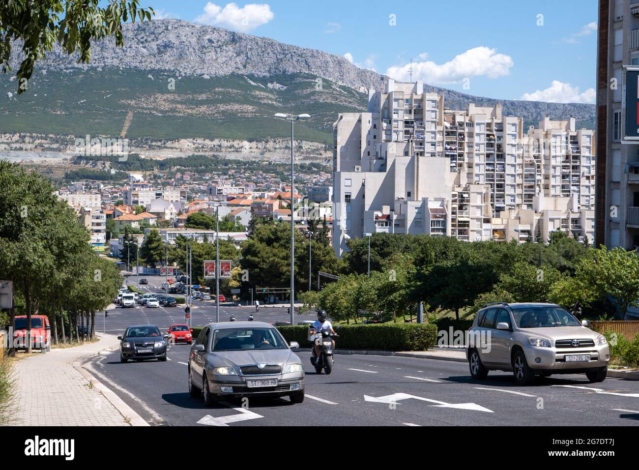 Vue en descendant la route de Solinska ul en direction du sud vers la jonction avec Mosećka ul avec la circulation. Dans le nord-est de Split en Croatie. 2021 Banque D'Images