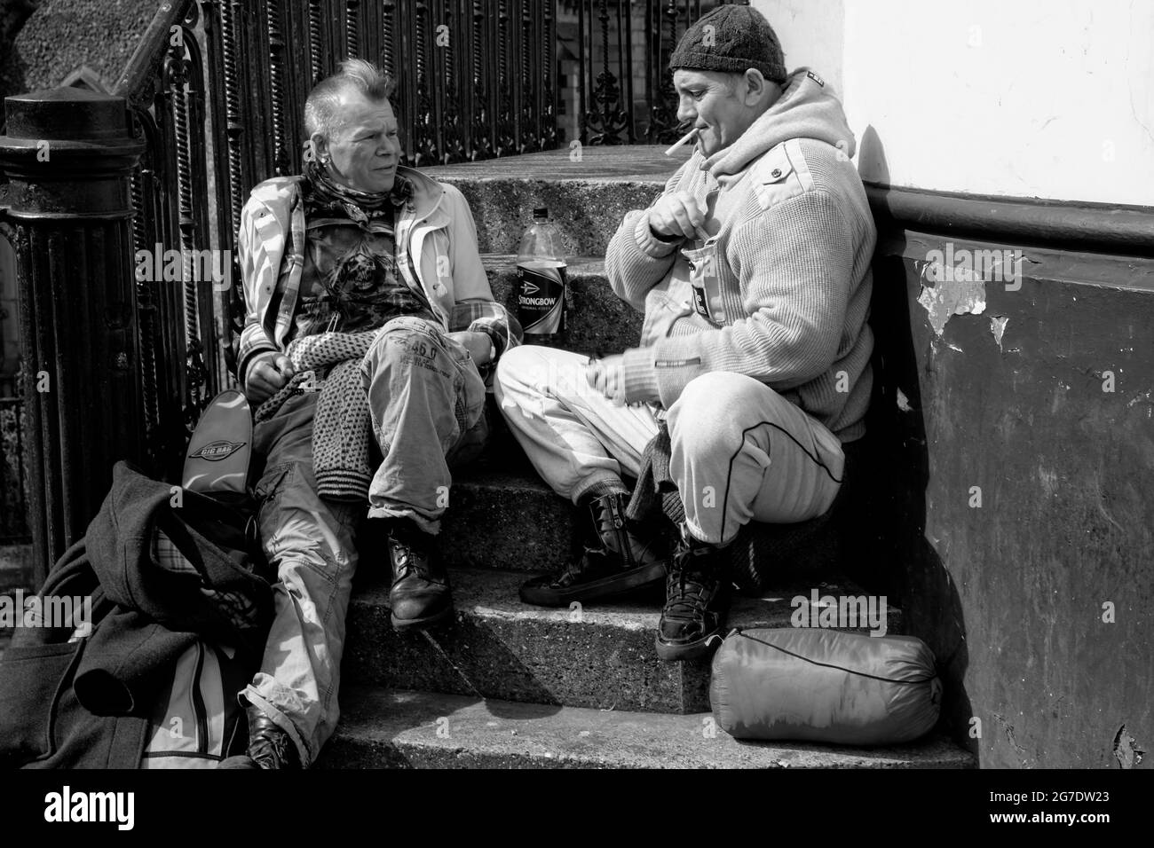 Deux hommes sans abri qui ont une discussion entre amis. Banque D'Images