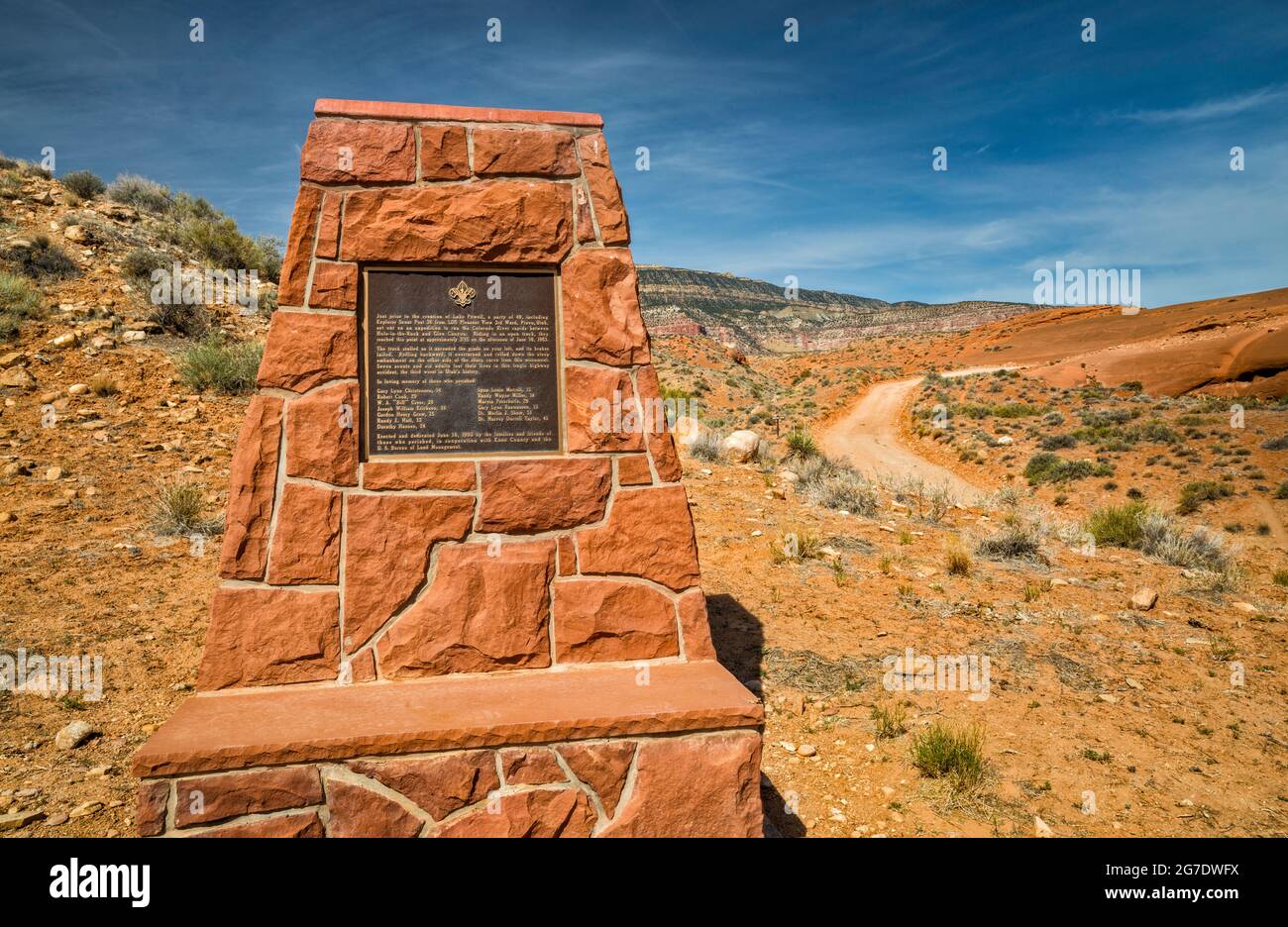Monument commémorant la mort de scouts dans un accident dans le lavage de carcasse, trou dans la route Rock, Grand Staircase Escalante Natl Monument, Utah, États-Unis Banque D'Images