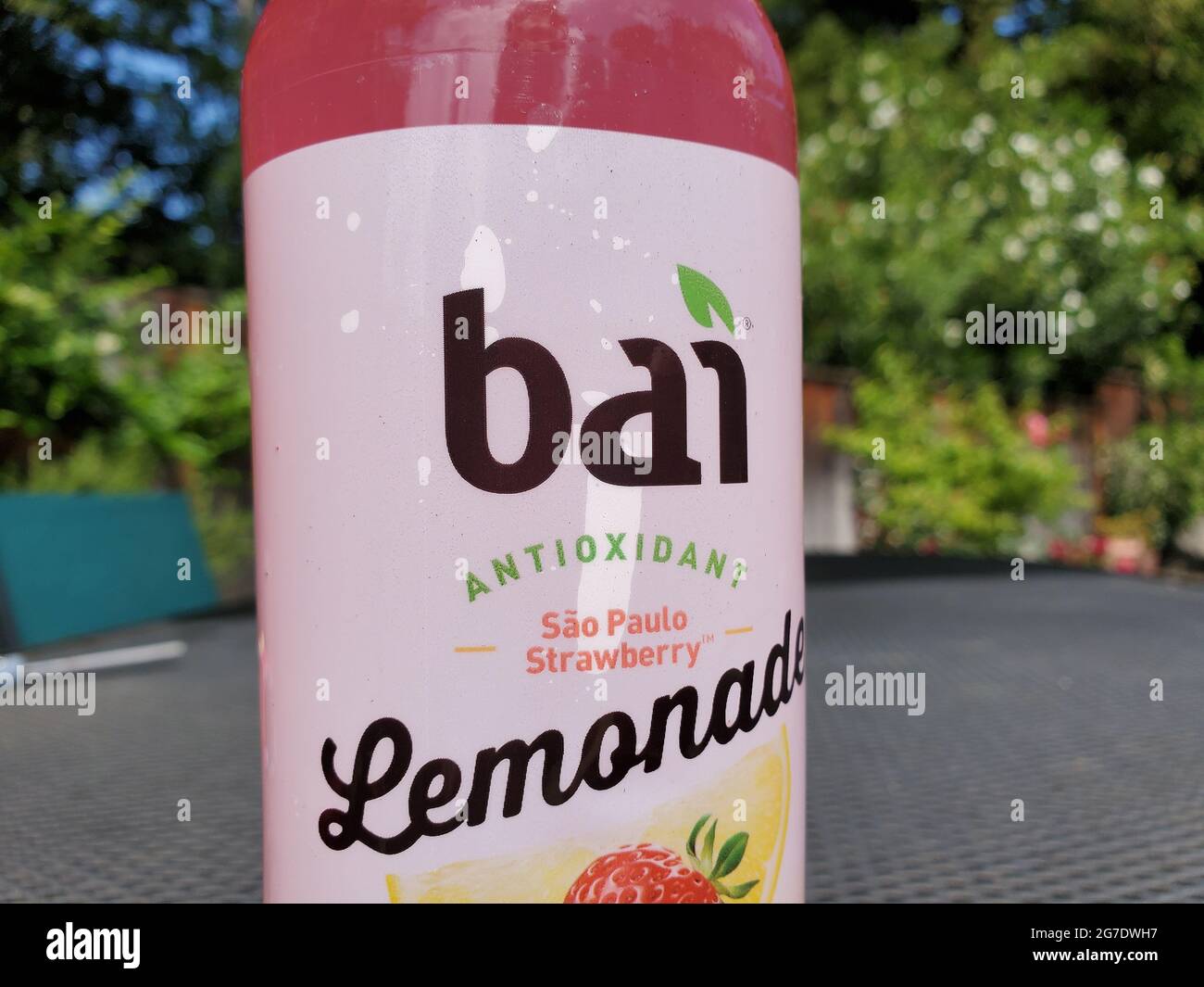 Gros plan d'une bouteille de limonade antioxydante Bai, Lafayette, Californie, 16 mai 2021. () Banque D'Images
