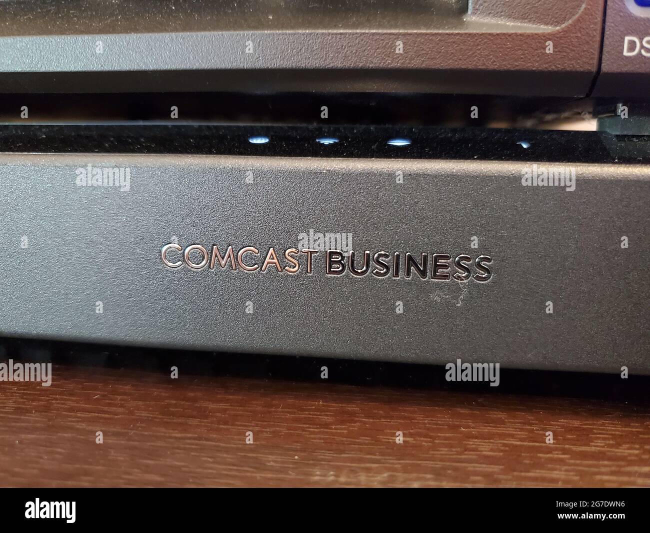 Gros plan du routeur avec logo pour Comcast Business, Lafayette, Californie, 17 mai 2021. () Banque D'Images