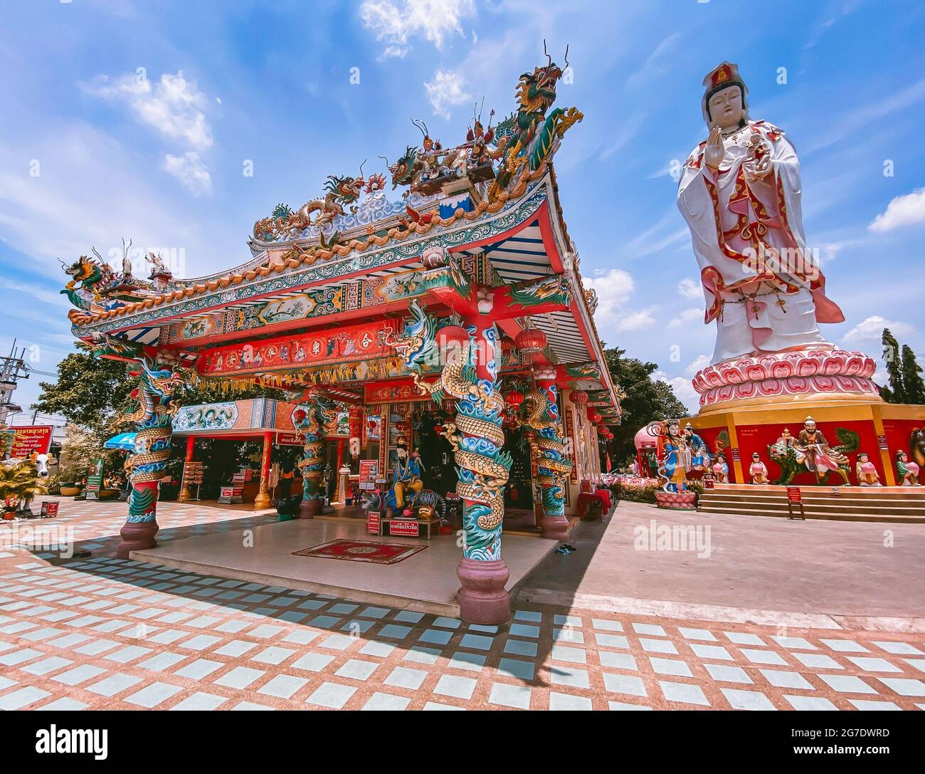 Wat Saman Rattanaram temple aux pétales de fleurs à Chachoengsao, Thaïlande Banque D'Images