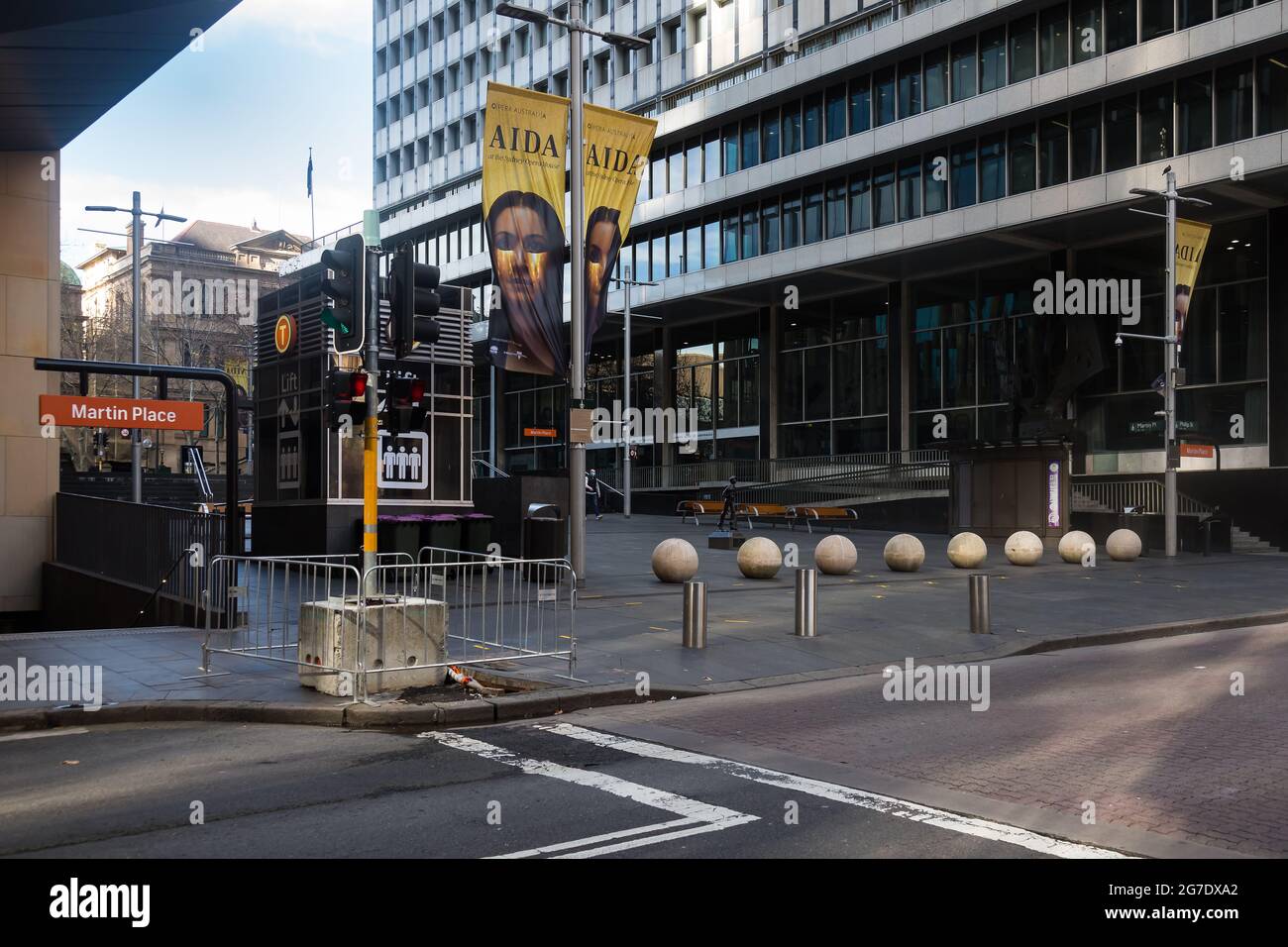 Sydney, Australie. Mardi 13 juillet 2021. Martin place et les zones environnantes du CBD sont vides. Les restrictions de verrouillage ont été renforcées et étendues en raison de la variante Delta des cas COVID-19 à travers Sydney, les Blue Mountains et les côtes centrales. L'exercice est limité à deux personnes par groupe et les gens doivent se remian dans un rayon de 10km de leur maison. Crédit : Paul Lovelace/Alamy Live News Banque D'Images