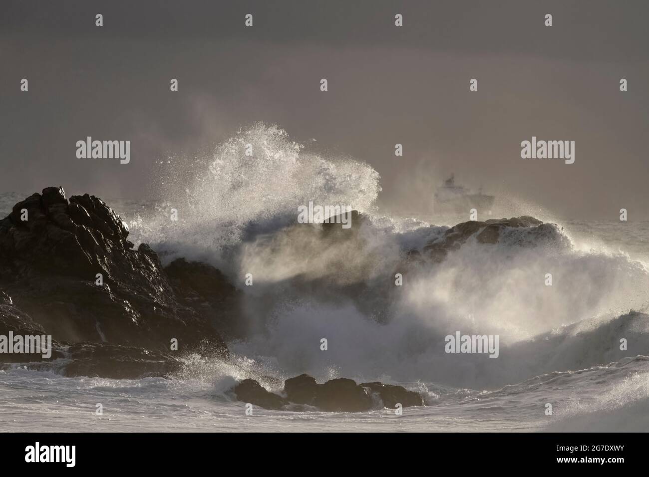 Tempête de mer au coucher du soleil. Côte rocheuse du Portugal du Nord. Banque D'Images
