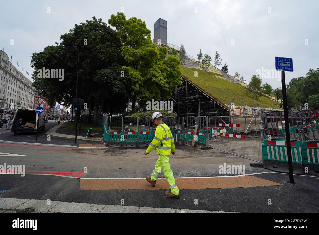 Les travaux se poursuivent sur le Marble Arch Mound dans le centre de Londres. Le sommet de la nouvelle installation de 25 mètres de haut offrira des vues panoramiques sur Hyde Park, Mayfair et Marylebone lors de son ouverture au public en juillet. La colline artificielle a été construite sur une base d'échafaudage, avec des couches de sol et de contreplaqué formant le monticule qui a un centre creux avec de l'espace pour les expositions et les expositions. Date de la photo: Mardi 13 juillet 2021. Banque D'Images