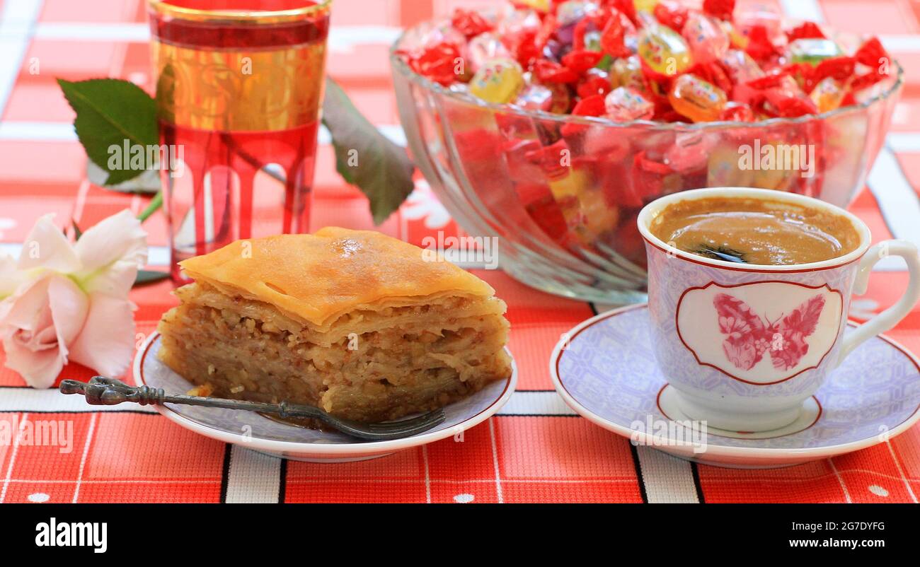 Le processus de fabrication d'un délicieux dessert national turc - baklava aux noix Banque D'Images
