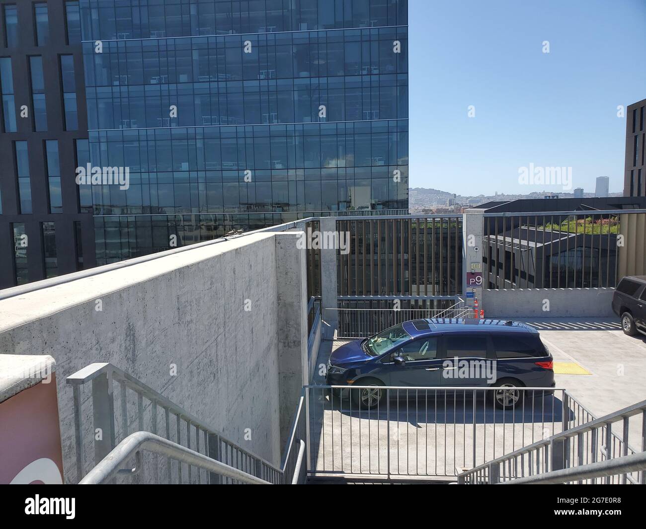 Le véhicule est visible, stationné au-dessus d'un grand garage de stationnement dans le quartier de Mission Bay à San Francisco, Californie, le 21 mai 2021. () Banque D'Images