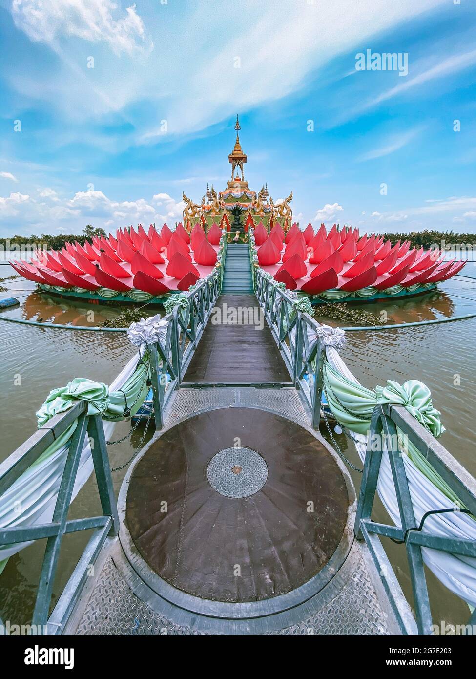 Wat Saman Rattanaram temple aux pétales de fleurs à Chachoengsao, Thaïlande Banque D'Images