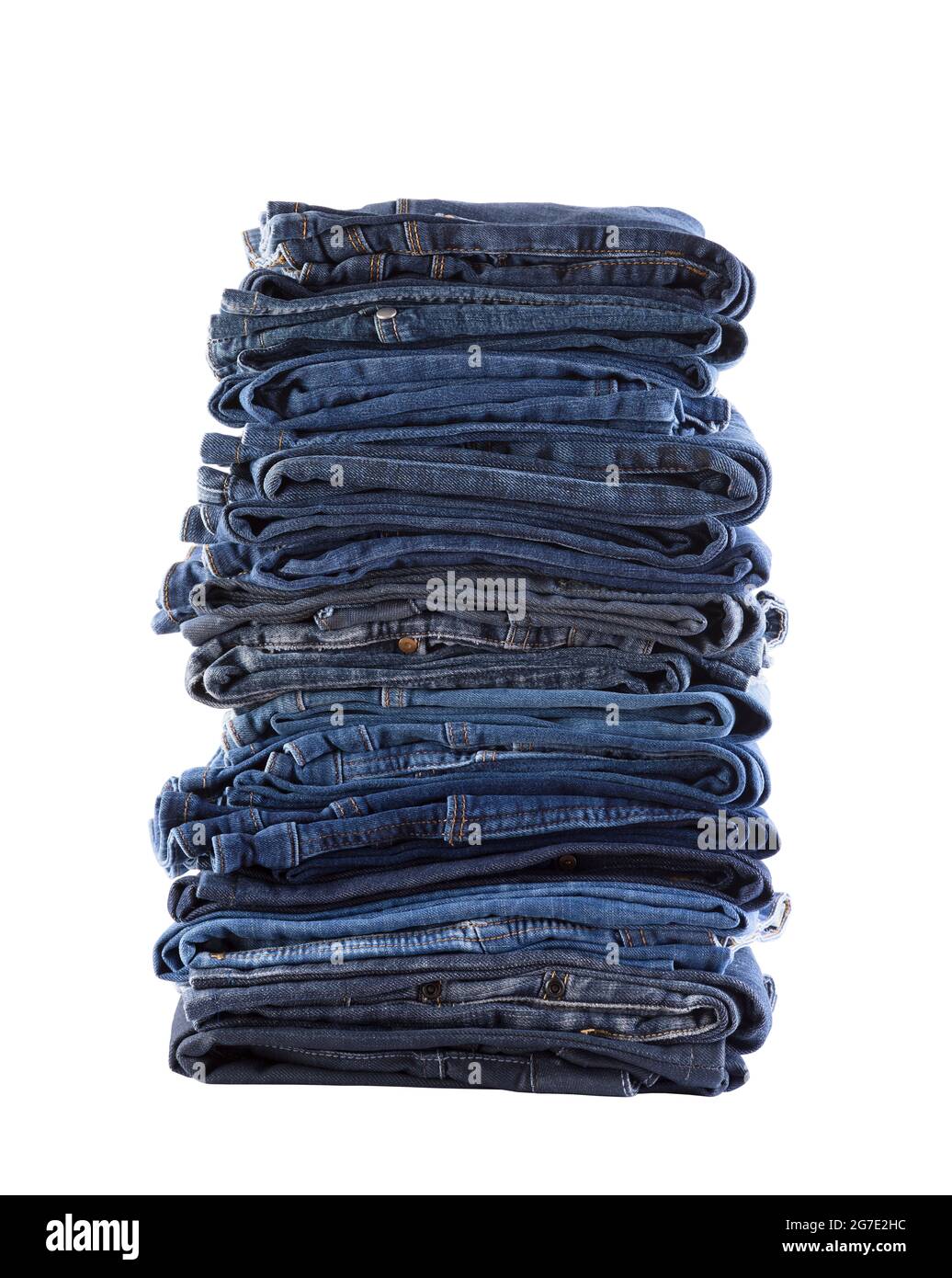 Pile de jeans bleus isolée sur fond blanc avec passe-cheveux Banque D'Images