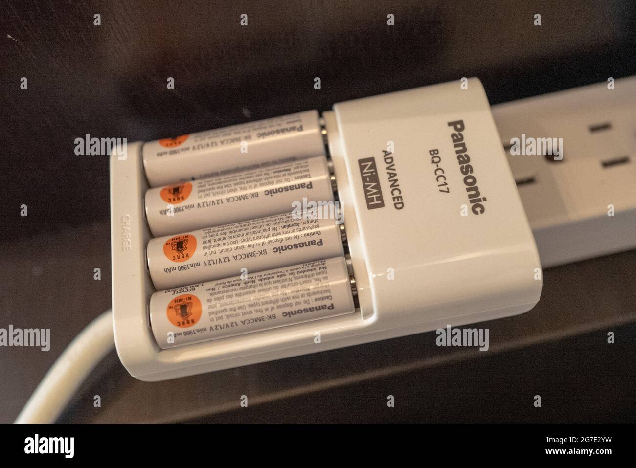 Gros plan sur le chargeur de batterie AA de marque Panasonic, Lafayette, Californie, 17 mai 2021. () Banque D'Images