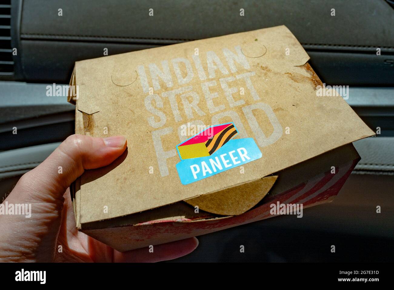 Gros plan de la main humaine tenant Curry Up Now Paneer to Go ou à emporter cuisine indienne Street food box, Lafayette, Californie, 13 mai 2021. () Banque D'Images