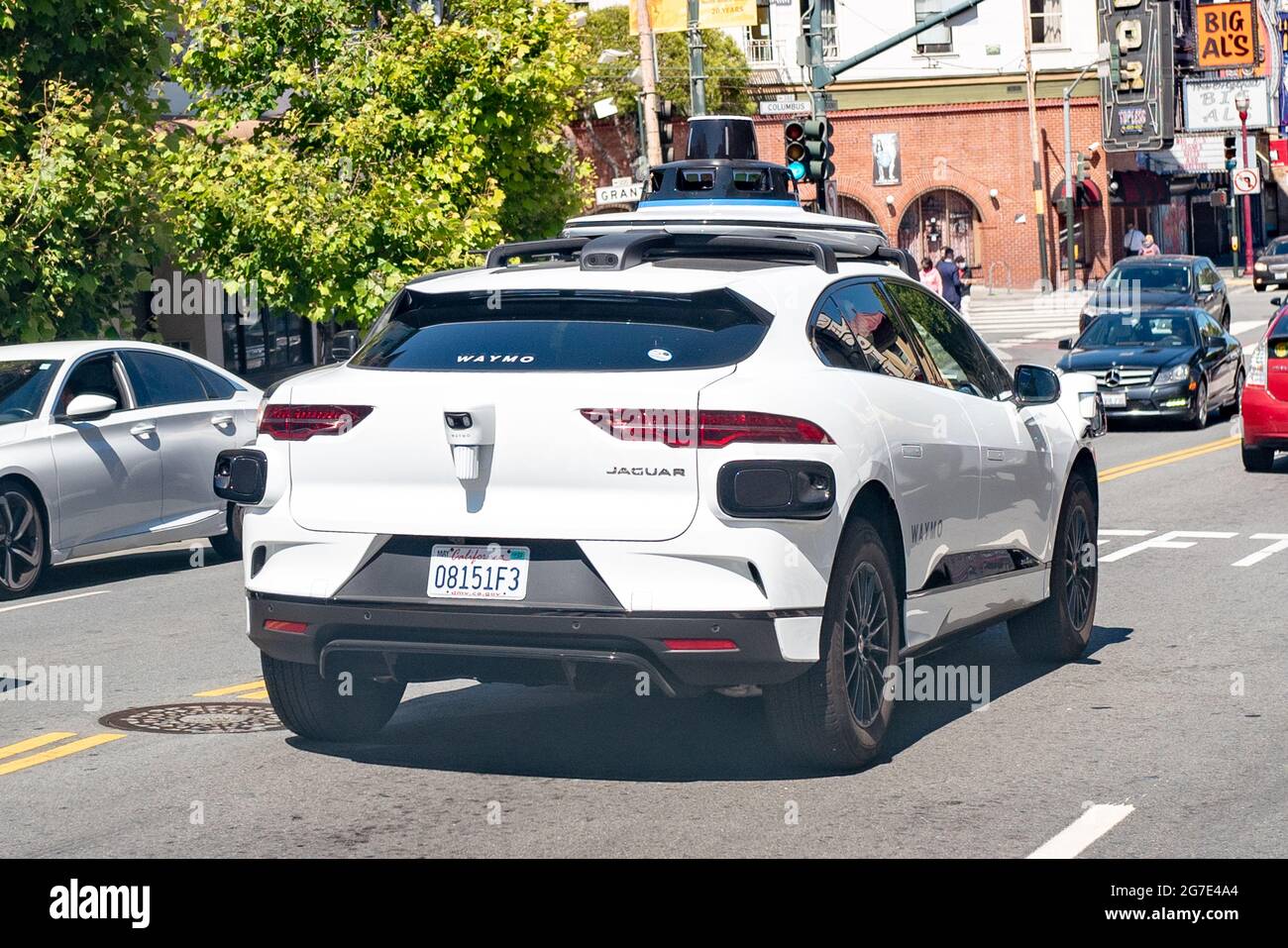 Voiture autonome de Waymo et Jaguar, i-Pace, conduite dans la circulation à San Francisco, Californie, 14 juin 2021. () Banque D'Images