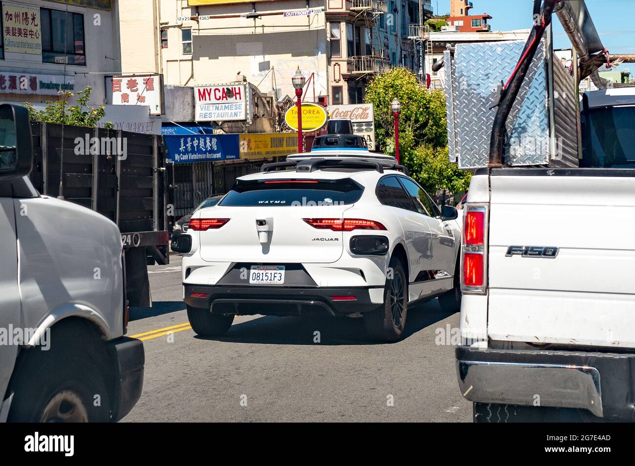 Voiture autonome de Waymo et Jaguar, i-Pace, conduite dans la circulation à San Francisco, Californie, 14 juin 2021. () Banque D'Images