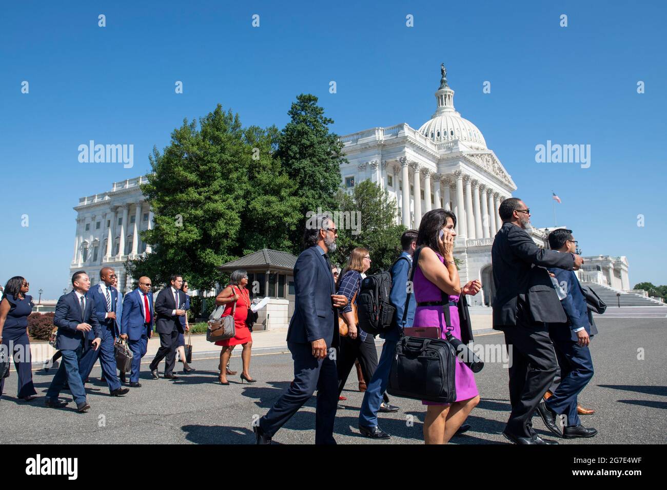 Un groupe de députés démocrates de la Chambre des représentants du Texas arrivent au Capitole pour une conférence de presse sur le droit de vote, à Washington, DC, le mardi 13 juillet, 2021. Dans un effort pour empêcher les Républicains d'adopter de nouvelles restrictions électorales, la Chambre des représentants de l'État du Texas est arrivée à l'aéroport international de Dulles hier soir après avoir fui leur État dans une paire de jets charters. Crédit : Rod Lamkey/CNP/MediaPunch Banque D'Images