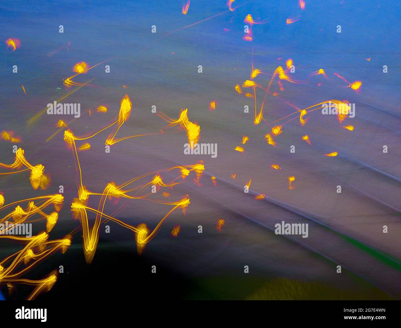 Motif abstrait de feu d'artifice doré sur fond bleu violet Banque D'Images