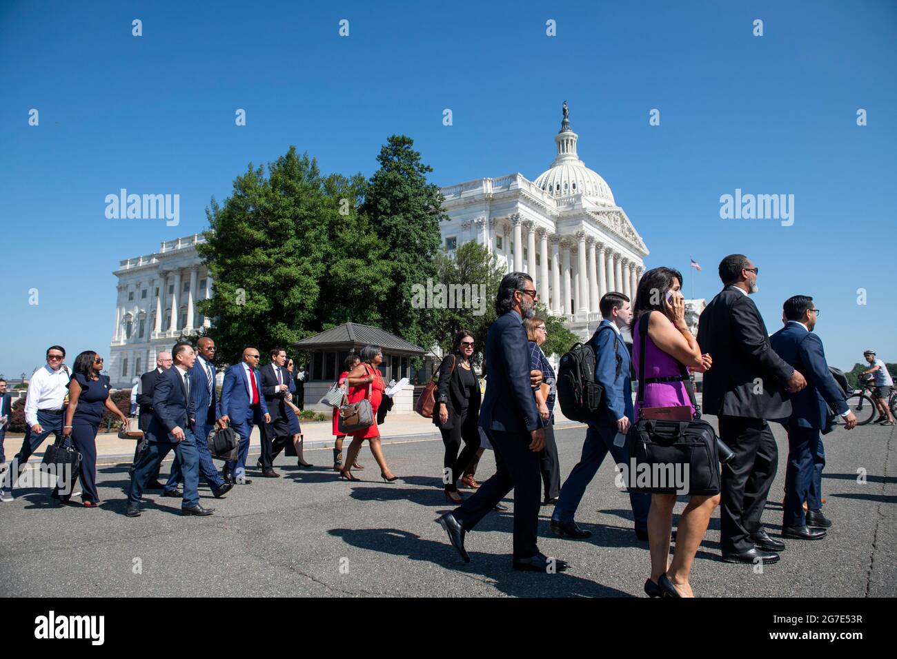Un groupe de députés démocrates de la Chambre des représentants du Texas arrivent au Capitole pour une conférence de presse sur le droit de vote, à Washington, DC, le mardi 13 juillet, 2021. Dans un effort pour empêcher les Républicains d'adopter de nouvelles restrictions électorales, la Chambre des représentants de l'État du Texas est arrivée à l'aéroport international de Dulles hier soir après avoir fui leur État dans une paire de jets charters. Credit: Rod Lamkey / CNP / MediaPunch Banque D'Images