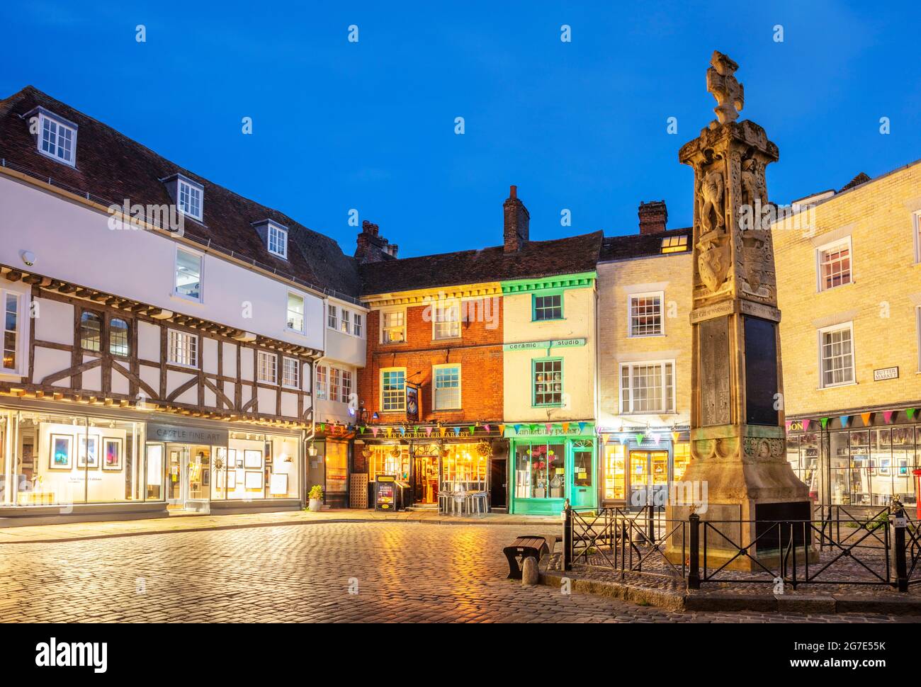 Le Canterbury War Memorial avec pub et boutiques sur le Buttermarket Canterbury Kent Angleterre GB Europe Night Banque D'Images