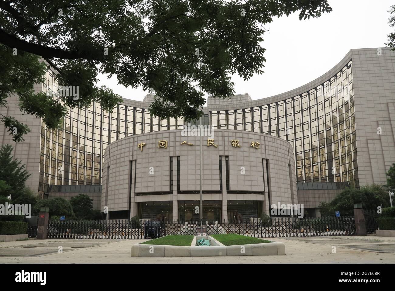 Le siège de la Banque populaire de Chine à Beijing. La banque centrale chinoise va réduire le ratio des réserves obligatoires (RRR) de 0.5 point de pourcentage à partir de juillet 15, libérant environ 1 billion de yuans (154 milliards de dollars) de liquidités pour soutenir l'économie. (Photo de Sheldon Cooper / SOPA Images / Sipa USA) Banque D'Images