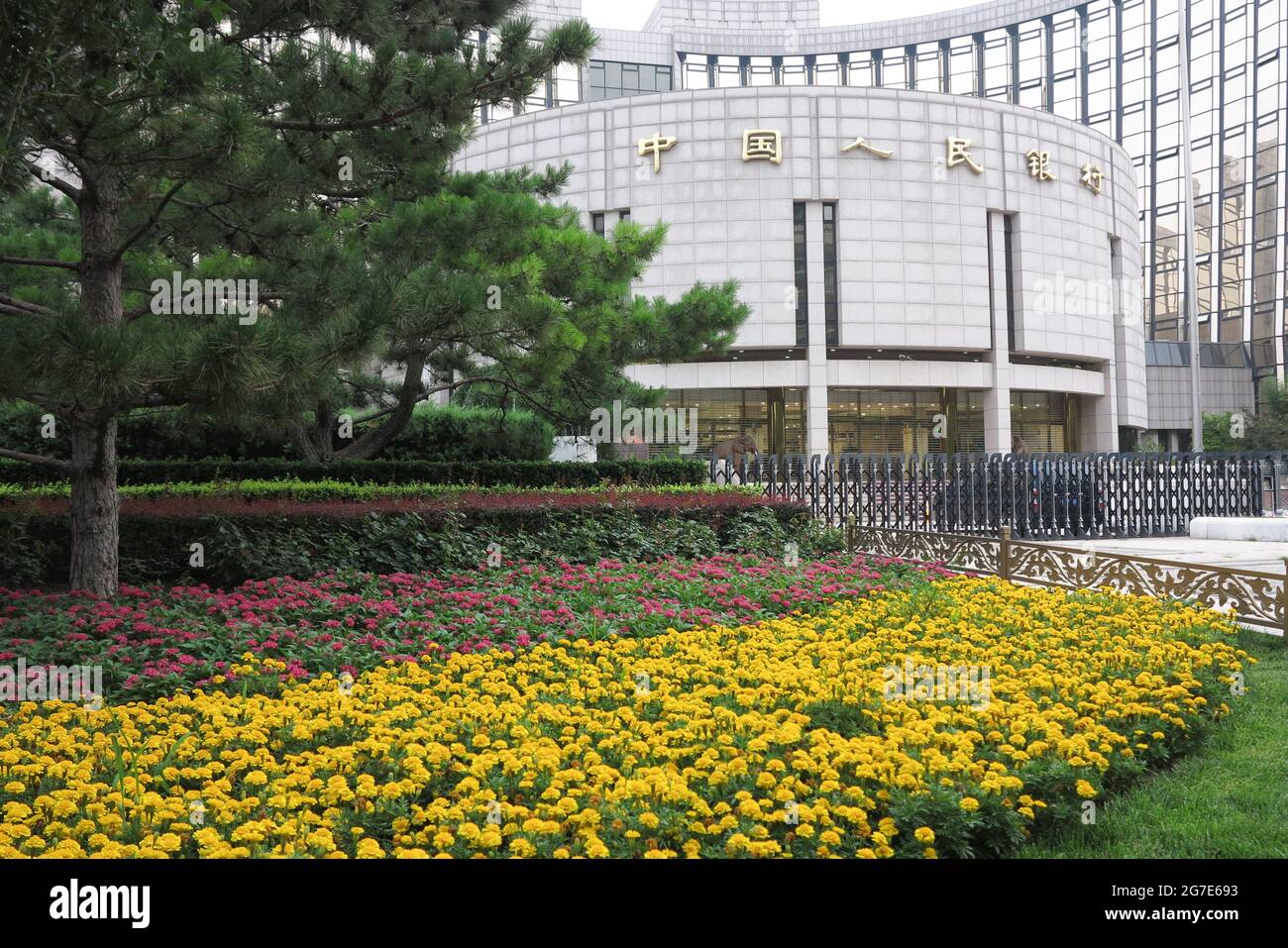 Le siège de la Banque populaire de Chine à Beijing. La banque centrale chinoise va réduire le ratio des réserves obligatoires (RRR) de 0.5 point de pourcentage à partir de juillet 15, libérant environ 1 billion de yuans (154 milliards de dollars) de liquidités pour soutenir l'économie. (Photo de Sheldon Cooper / SOPA Images / Sipa USA) Banque D'Images