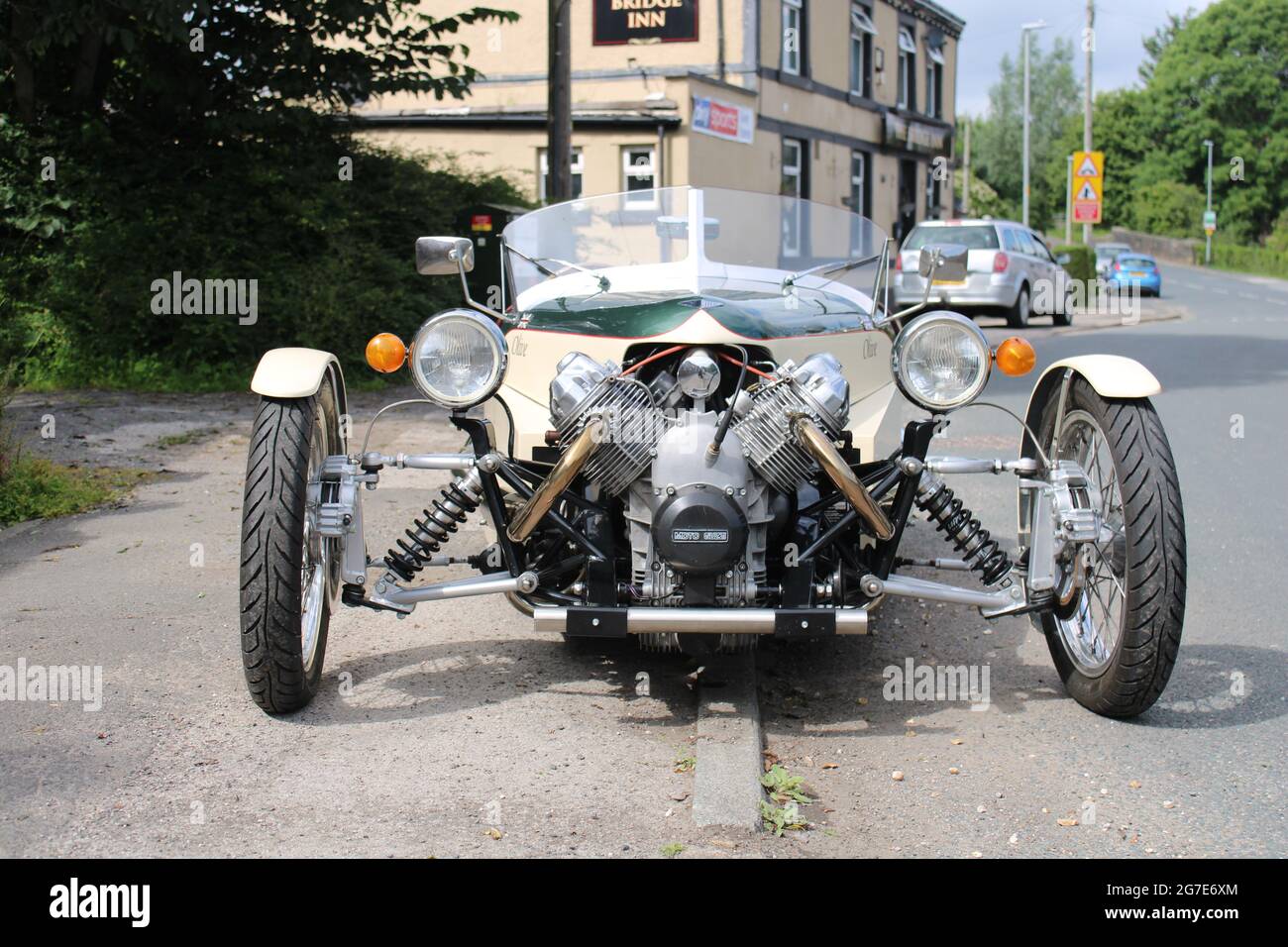 Vue avant de moto Guzzi Triking à 3 roues garées sur le bord de la route  Photo Stock - Alamy