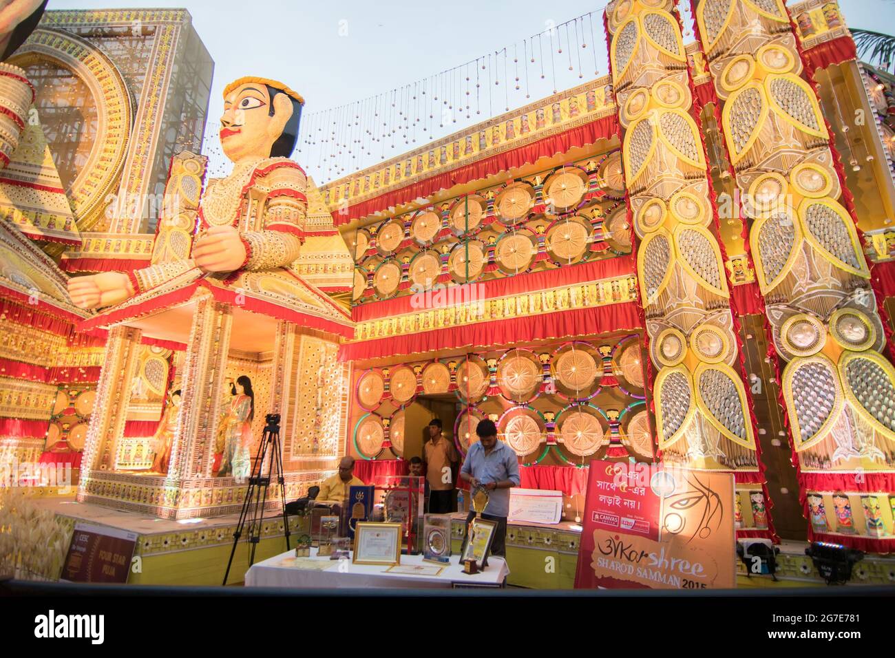 KOLKATA , INDE - 21 OCTOBRE 2015 : magnifique extérieur de Durga Puja pandal décoré, à Kolkata, Bengale occidental, Inde. Durga Puja est la plus grande religiou Banque D'Images