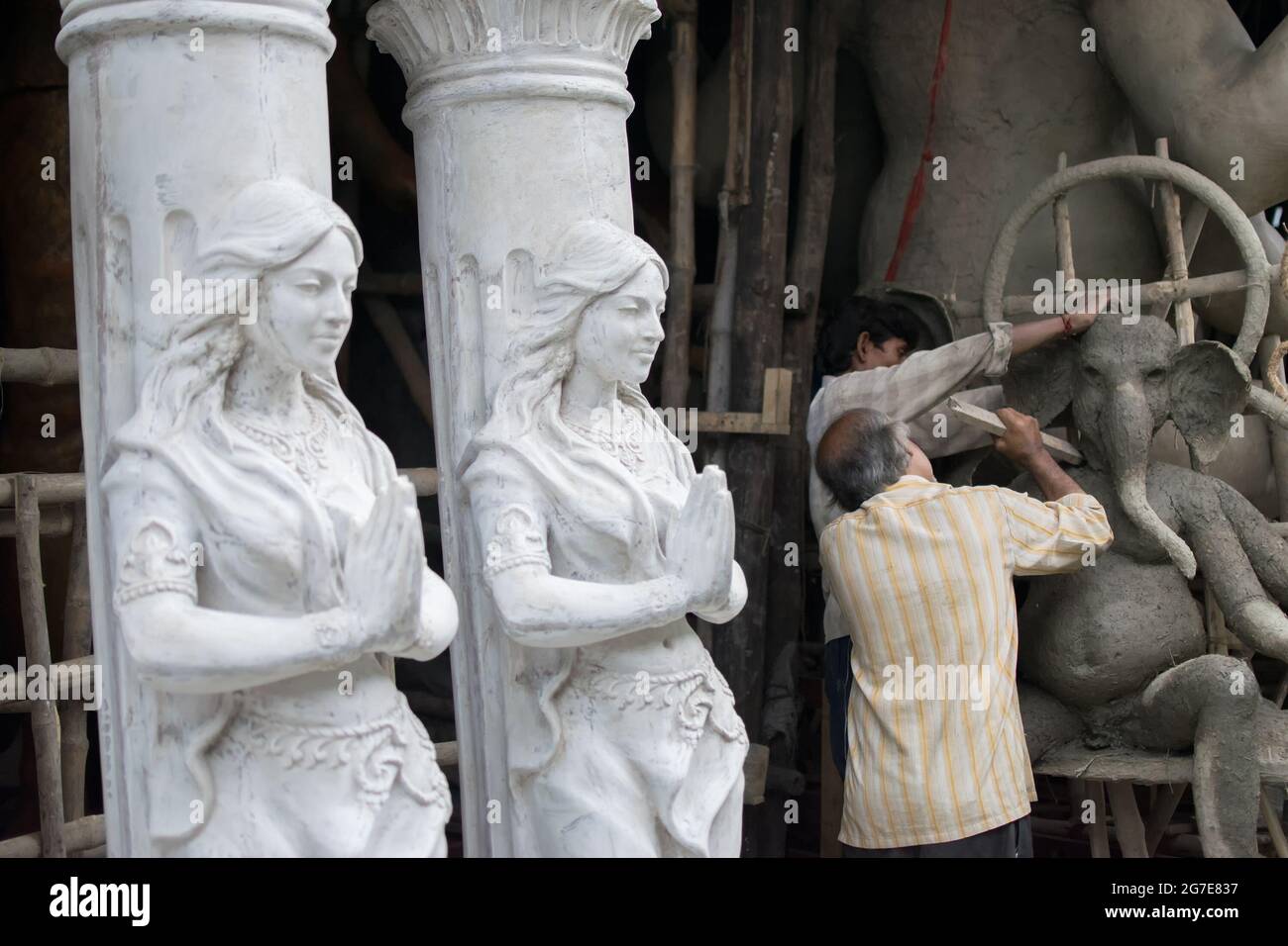 KOLKATA, BENGALE-OCCIDENTAL, INDE - 13 SEPTEMBRE 2015: Artistes non identifiés préparant l'idole d'argile de Lord Ganesha , deux Apsaras (beautés divines) debout près Banque D'Images