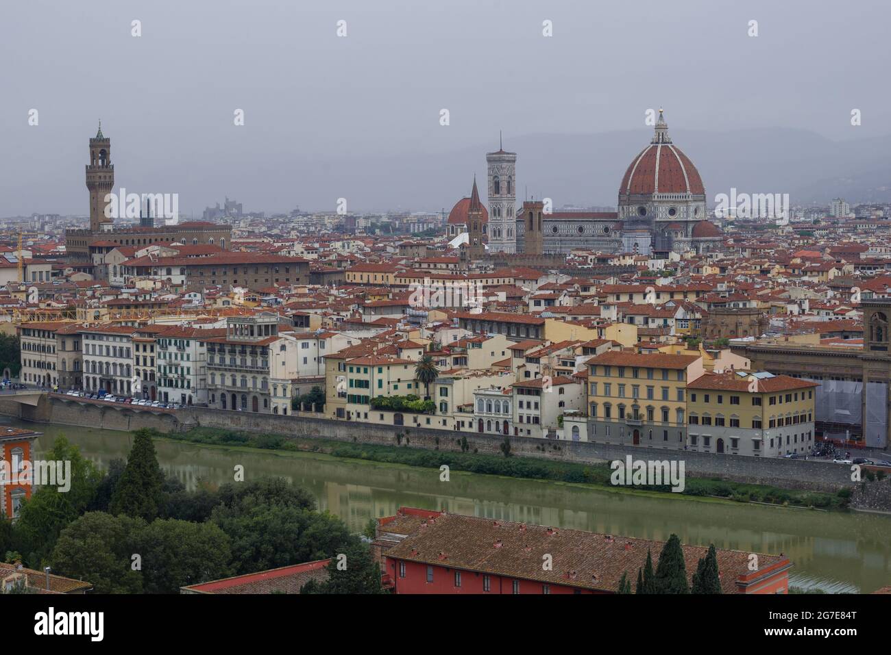 Vue sur le centre historique de Florence sur un matin brumeux de septembre. Italie Banque D'Images