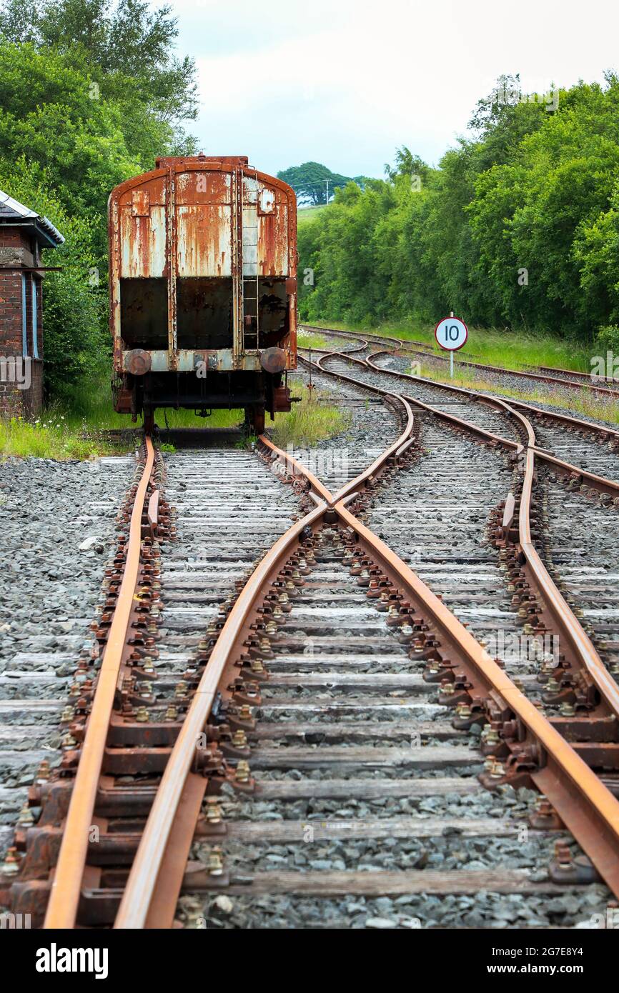 Abandon du transport ferroviaire à un carrefour et avec des intersections de voies ferrées, Ayrshire, Écosse Banque D'Images