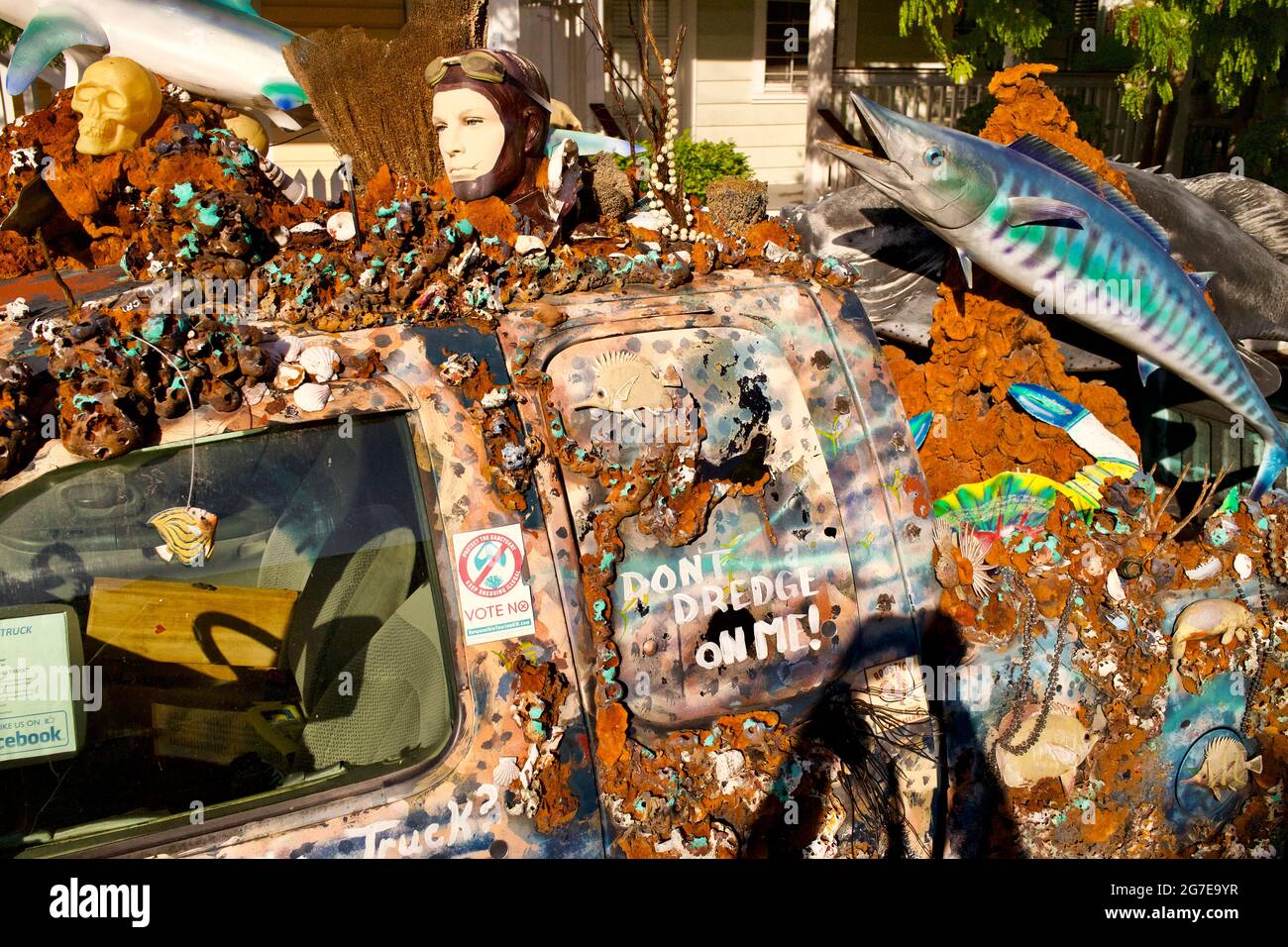 Crazy Custom “Rollin Reef’r” camion avec corail, coquillages, poissons, et autres objets attachés à lui. Key West, Floride, FL États-Unis. Destination de vacances sur l'île. Banque D'Images