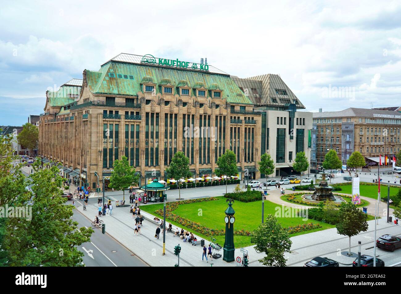 Vue complète sur la place historique Corneliusplatz avec le grand magasin traditionnel Kaufhof dans le centre-ville de Düsseldorf, Allemagne. Banque D'Images