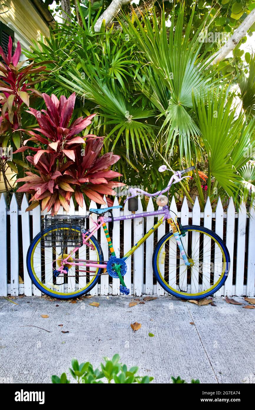 Vélo sur la clôture blanche de piquetage Key West, Floride, FL USA. Le point le plus méridional dans la zone continentale des États-Unis. Destination de vacances sur l'île. Banque D'Images