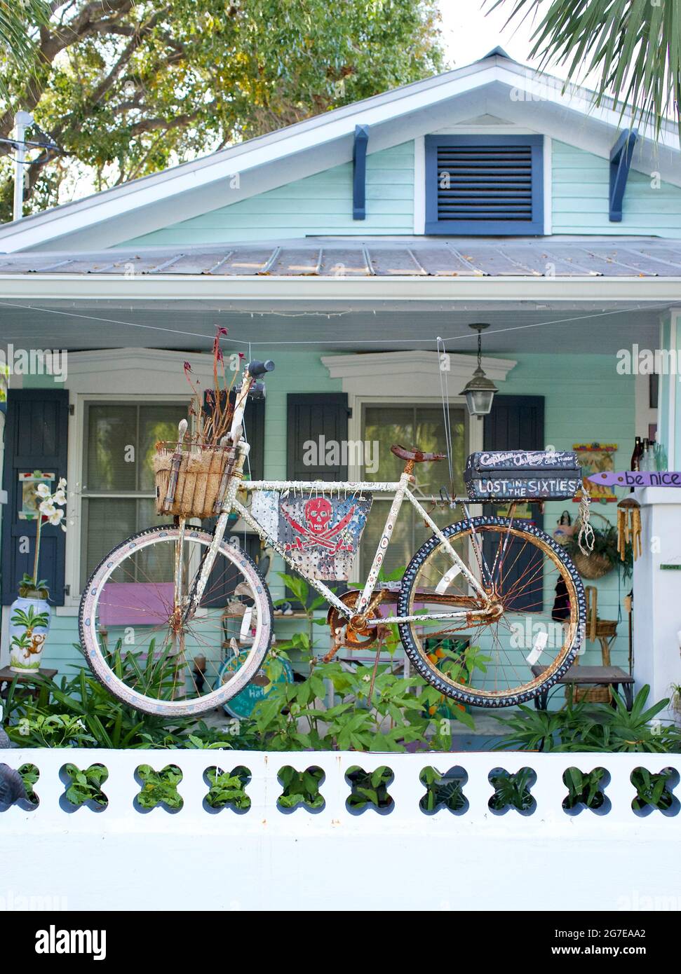 Vélo peint suspendu sur le porche à Key West, Floride, FL USA. Le point le plus méridional dans la zone continentale des États-Unis. Destination de vacances sur l'île. Banque D'Images