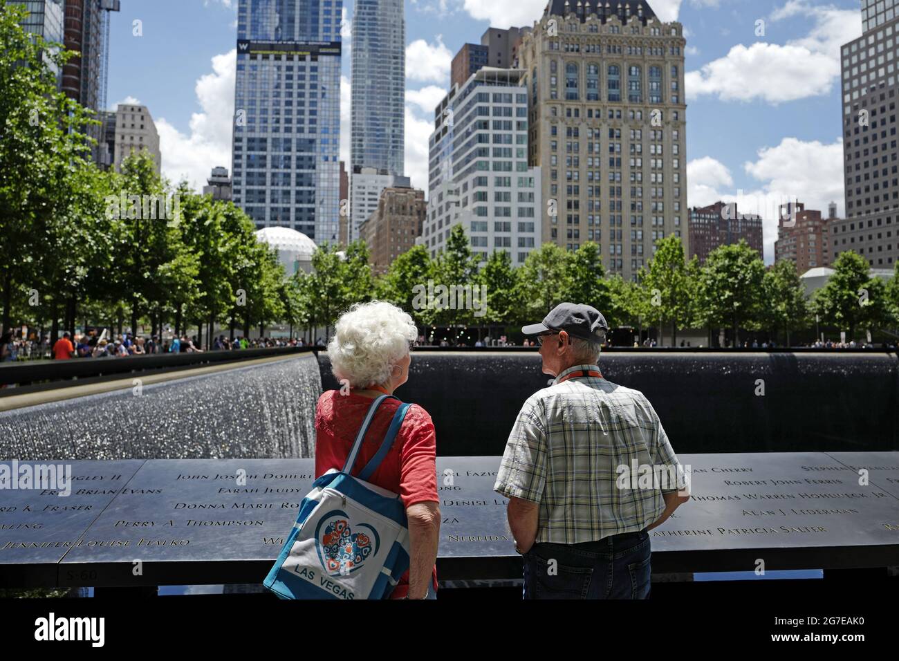 Visiteurs au Mémorial du 9/11 septembre à Lower Manhattan, New York. Banque D'Images