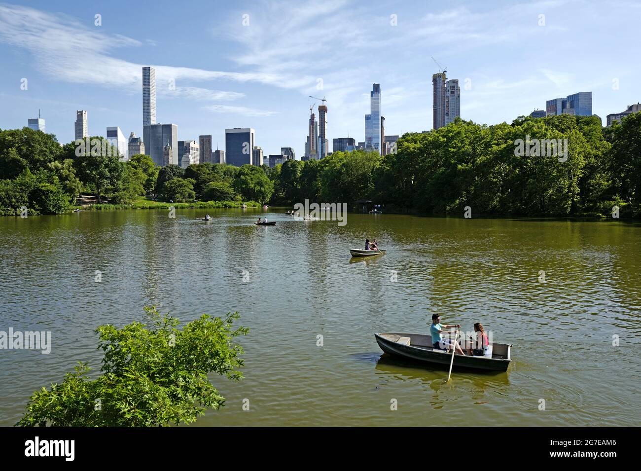 Bateaux à rames au lac Central Park, un week-end d'été chaud, à New York. Banque D'Images
